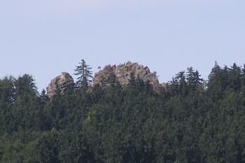 Pohled na masív skály z 2,5 km východněji vzdálené osady Podlesí (© Jan P. Štěpánek, 08/2006)