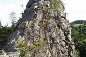 Pohled od severu na úzký skalní hřeben stoupající v nejvyšší partie skály (© Jan P. Štěpánek, 08/2006)