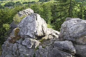 Pohled z nejvyššího místa skály na nižší skalní vrcholy směrem k jihu (© Jan P. Štěpánek, 08/2006)
