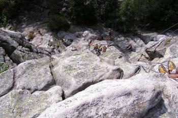 Pohled z vrcholu na snažící se horolezce pod skálou (© Jan P. Štěpánek, 08/2006)
