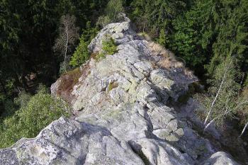 Pohled z nejvyššího místa skály na úzký, k severu klesající úzký hřeben (© Jan P. Štěpánek, 08/2006)