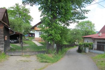 cesta, lemující jv.hranu tvrziště (© D Dohňanský, 06/2017)