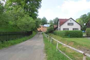 cesta, lemijící jz.hranu tvrziště, /to se nachází vlevo/ (© D Dohňanský, 06/2017)
