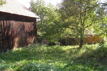 Pohled z jižní části tzv. předhradí k východu, na jádro tvrze ( © Jan P. Štěpánek 10/2007)