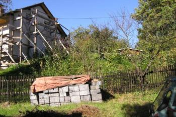 Východní nároží pahorku tvrziště ( © Jan P. Štěpánek 10/2007)