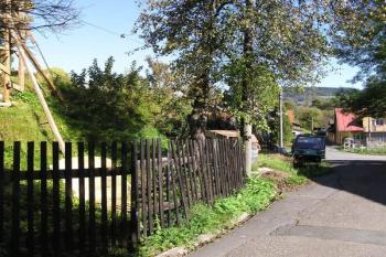 Pohled na východní svah tvrziště ( © Jan P. Štěpánek 10/2007)