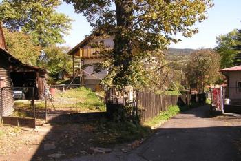 Pohled od jihu na samotné místo tvrziště ( © Jan P. Štěpánek 10/2007)