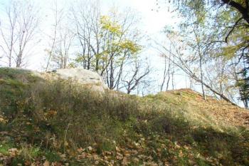 vrcholové skalisko hrádku (© zdeněk komínek, 10/2008)