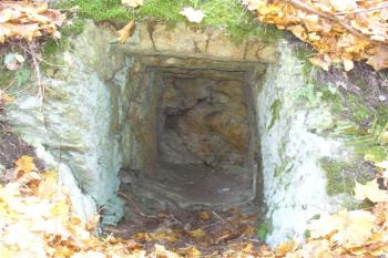 asi dva metry dlouhá šachta pod hradem (© zdeněk komínek, 10/2008)