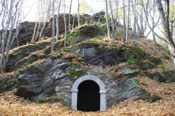 skalní jeskyně pod hradem (© zdeněk komínek, 10/2008)