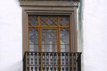 Pseudogotické balkonové okno s litinovým balkonem (© Jan P. Štěpánek, 08/2006)