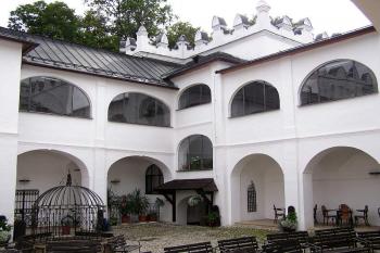 nádvoří zámku Strážky (© Jan P. Štěpánek, 08/2006)