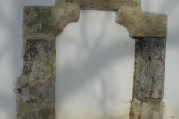 Zazděný portálek ( © Jiří Čížek 02/2006)