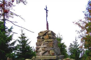 celkový pohled na kříž na Kněhyni (© Jan P. Štěpánek, 09/2006)