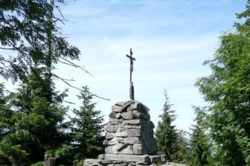 celkový pohled na vrchol Kněhyně se symbolickou kamennou mohylou s křížem ( © Jan P. Štěpánek 07/2008)