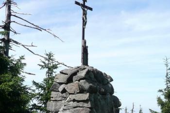 kříž na samém vrcholu beskydské hory Kněhyně ( © Jan P. Štěpánek 07/2008)