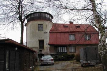 Letohrádek ze silnice (© Jaromír Lenoch, 03/2002)