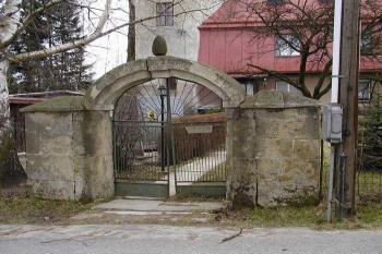 Brána letohrádku (© Jaromír Lenoch, 03/2002)