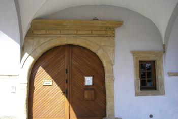 torzo renesančního portálu poškozeného při přestavbě v roce 1581 ( © Ondřej Štěpánek 10/2006)