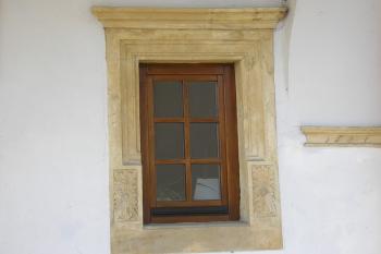 detail renesančního okna ústícího do prostoru pod loubím ( © Ondřej Štěpánek 10/2006)