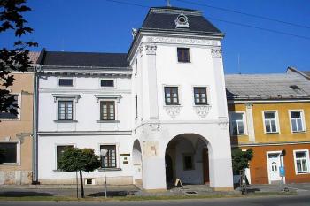 celkový pohled na dům od Masarykova náměstí ( © Ondřej Štěpánek 10/2006)