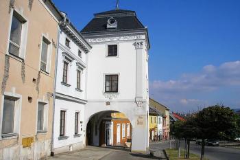 boční pohled na dům ( © Ondřej Štěpánek 10/2006)