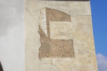 odhalená sgrafitová výzdoba na západní straně věže ( © Ondřej Štěpánek 10/2006)