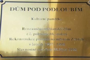 informační tabule v průčelí domu ( © Ondřej Štěpánek 10/2006)