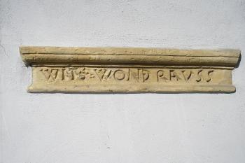 odhalený renesanční nápis  v průčelí domu ( © Ondřej Štěpánek 10/2006)