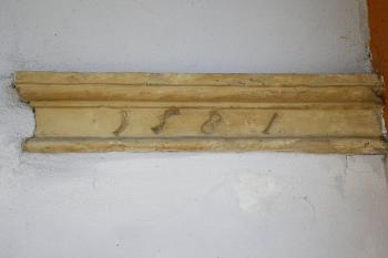 odhalený nápis s datem přestavby domu ( © Ondřej Štěpánek 10/2006)