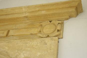 detail torza původního renesančního portálu s erbem Lichtenštejnů? ( © Ondřej Štěpánek 10/2006)