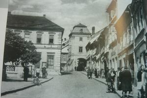 Muzeum v čele, vpravo a na levé straně byla zástavba zbořena a silnice rozšířena (© Jaromír Schoffer, 03/2010)