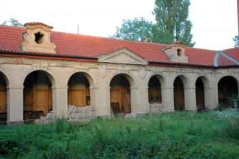 Vedlejší budovy u kostela ( © Aleš Marek 10/2006)