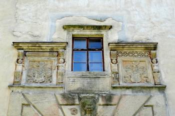 detail erbovních desek nad portálem brány zámku ( © Jan P. Štěpánek 06/2017)