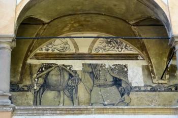 detail fresek arkádové chodby, které pocházejí z různých etap stavebního vývoje zámku ( © Jan P. Štěpánek 06/2017)