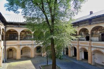 jihozápadní nároží nádvoří zámku ( © Jan P. Štěpánek 06/2017)