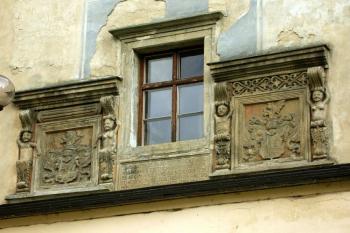 Alianční znak F. Thurza a jeho ženy kateřiny Zrínské spolu s nápisem o přestavbě zámku nad vstupním portálem ( © Jan P. Štěpánek 08/2006)