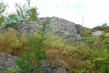 Konzervované zdivo horního hradu ( © Jan P. Štěpánek 08/2006)