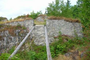 Pohled přes příkop k hornímu hradu ( © Jan P. Štěpánek 08/2006)