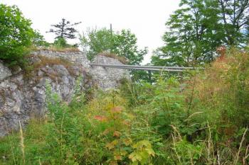 Ve skále vylámaný příkop mezi dolním a horním hradem (vlevo) ( © Jan P. Štěpánek 08/2006)