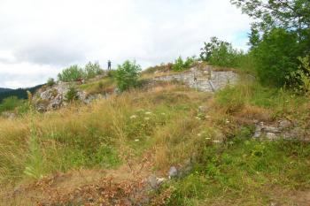 Pohled od věže dolního hradu na východě k hornímu hradu ( © Jan P. Štěpánek 08/2006)