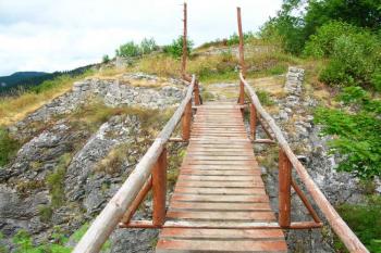 Nový most přes příkop mezi dolním hradem a nejmladší částí hradu na východě ( © Jan P. Štěpánek 08/2006)