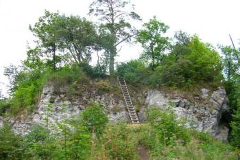 Pohled od východu na skalnaté bradlo nesoucí nejmladší část hradu ( © Jan P. Štěpánek 08/2006)
