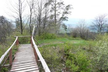 příkop mezi východní oddělenou částí hradu (v pozadí) a velkým nádvořím dolního hradu ( © Jan P. Štěpánek 05/2008)