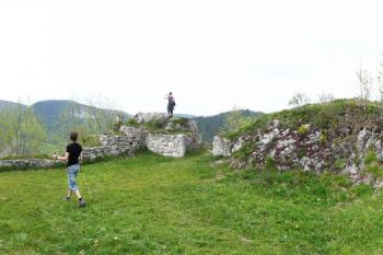 panorama nádvoří horního hradu, pohled k paláci ( © Jan P. Štěpánek 05/2008)