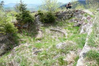 pohled do ohrazeného prostoru s cisternou horního hradu ( © Jan P. Štěpánek 05/2008)