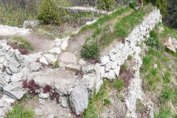 panorama zdí suterénu věže v čele horního hradu ( © Jan P. Štěpánek 05/2008)