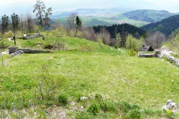 panorama nádvoří horního hradu i dolního hradu (v pozadí) ( © Jan P. Štěpánek 05/2008)