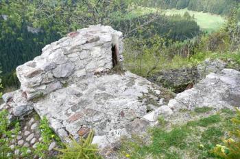 pohled na prostor první brány do hradu ( © Jan P. Štěpánek 05/2008)