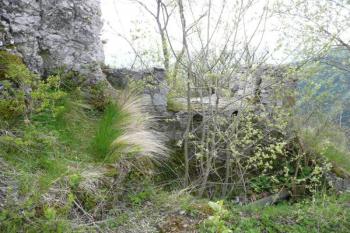 pohled přes menší, ve skále vylámaný příkop na bránu do hradu ( © Jan P. Štěpánek 05/2008)